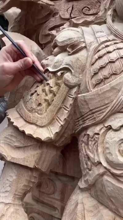 Guan Yu sculpture sculpted from a large tree trunk