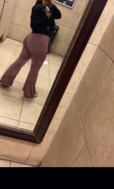 Who wanna smack it ?