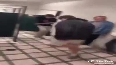 Eu: prof posso ir no banheiro. Prof: porque você não foi no intervalo. Banheiro no intervalo: