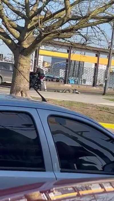 Delincuentes mataron a una persona para robarle la moto en pleno día