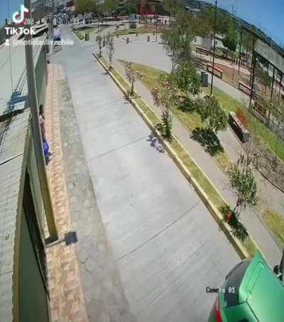 No alcanzo a estar 3 segundos sola y la asaltaron. (Arica)