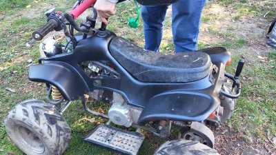 I found this small 110cc children's quad at our place. It stood still for 4 years. We managed to get it running but as soon as you want to drive it and accelerate fully, it turns off And for a day or so it won't work anymore