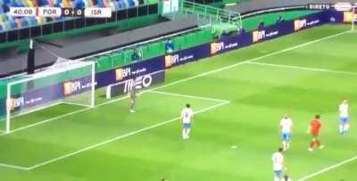 “Ora aí está uma vantagem de não haver público, não acertou em ninguém”