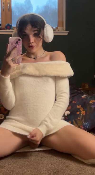 Do any volunteers want to jerk off my girldick for me? 🥰💕