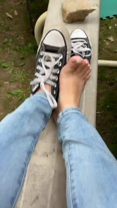 Bare feet in my sweaty converse