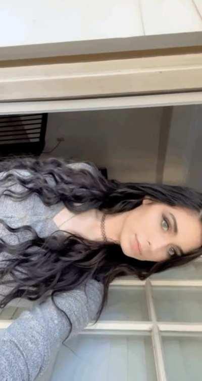 Do you think dark hair suits me? 🖤 F23