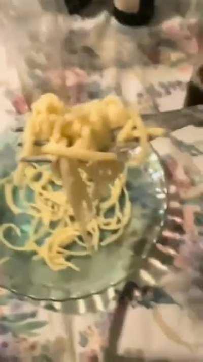 To make friend eat pasta