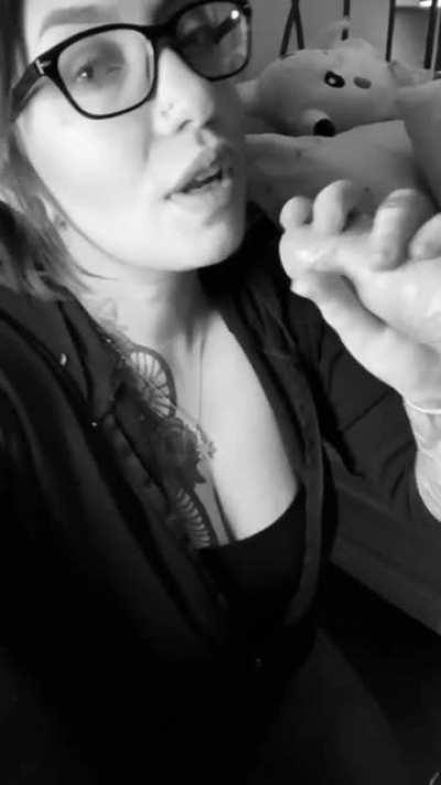 Could you fill this pretty mouth? 🤤