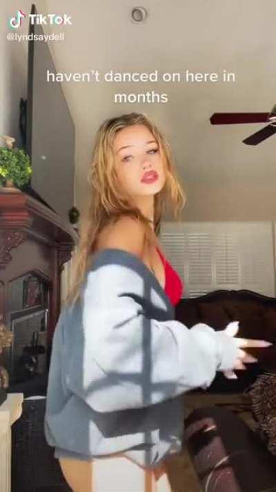 Lyndsey Dellinger (@lyndseydell)