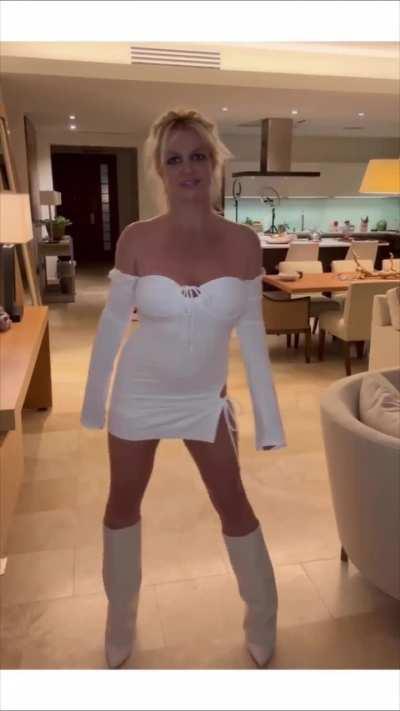 Newly-Single Britney Spears Sexting You. 