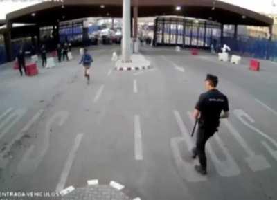 This is how the Spanish police arrest a madman with a knife