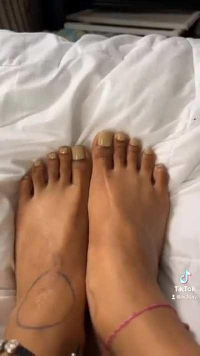 i need a girl w these feet. @hi2day cya boyss, enjoy the dayy