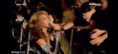 Beyoncé gives mic to fan