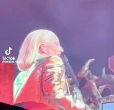 Riot when she said “I know a lot of you asked for a male enchanter” 💅🏻🌈