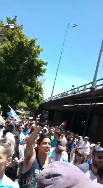 Vamos por la autopista que no hay gente y saludamos desde ahí