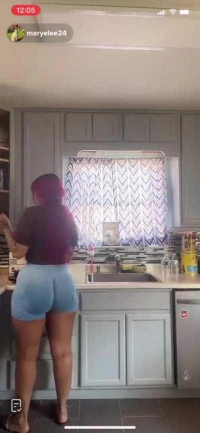 (maryelee24) Thicc latina milf cleaning