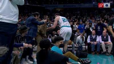 [Highlight] Gordon Hayward falls into Da Baby diving for loose ball