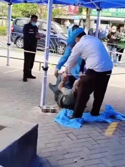 This foreigner has been violently treated in China because he refused to take COVID-19 test