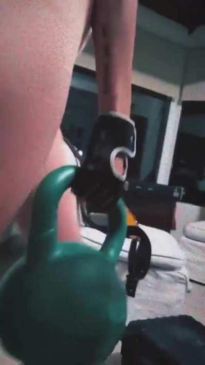 Rei besando pie de María