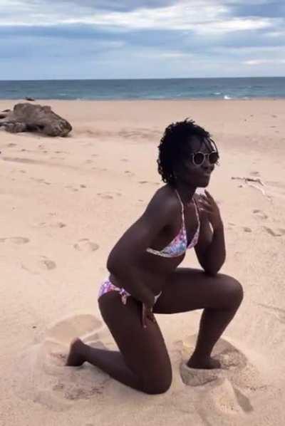 Lupita Nyongo @lupitanyongo 🍫 🥵all that sexy chocolate ass jiggling, mmm lupita 🥵😍