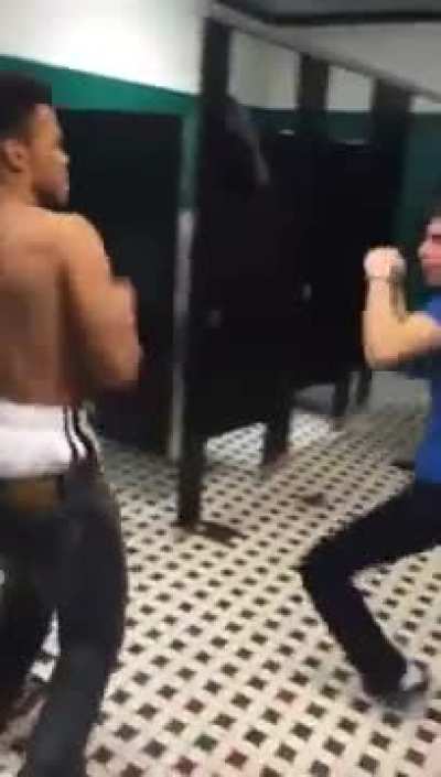 Untrained mma/boxing fan handles 4 guys who jumped him.