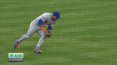 [Highlight] [Highlight] Ji Hwan Bae's suicide squeeze results in the second infield error in the inning by the Mets, 2 runs score and the Pirates are up 4 in the 3rd