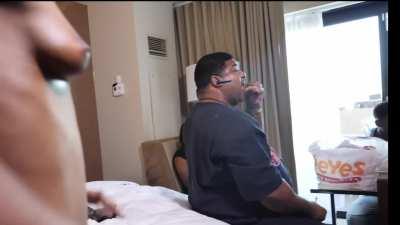 while her friends eat Popeyes