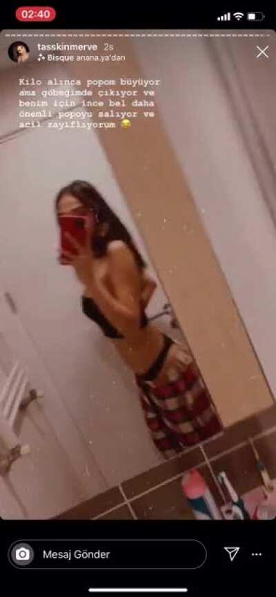 Merve Taşkın götünü gösteriyor