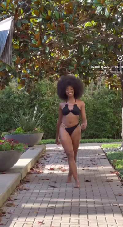 Her boobs jigging inside the bikini so hard 😩💦