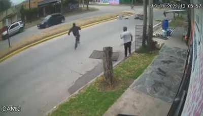 Neighbor throws a fence at thieves trying to get away on motos