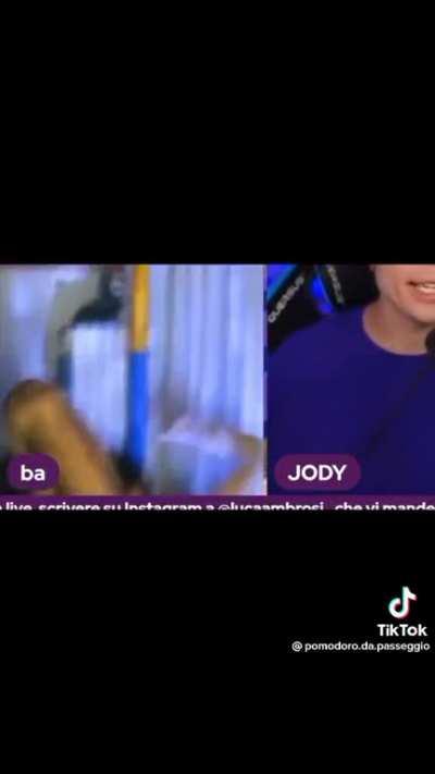 Uno youtuber cade quando joker si siede