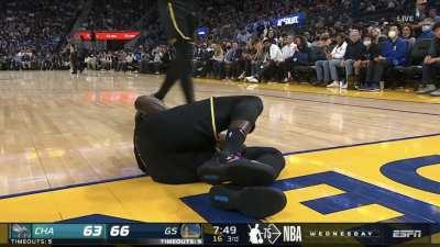 [Highlight] Draymond gets a taste of the natural layup motion from Hayward