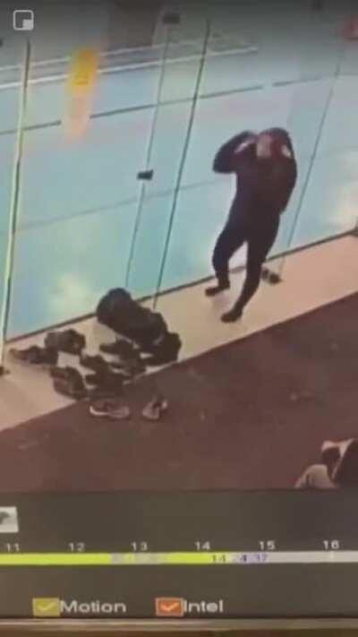 I don't get the entrance gate...