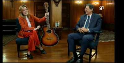 Ministro Haddad dando uma palinha de Blackbird dos Beatles no violÃ£o.
