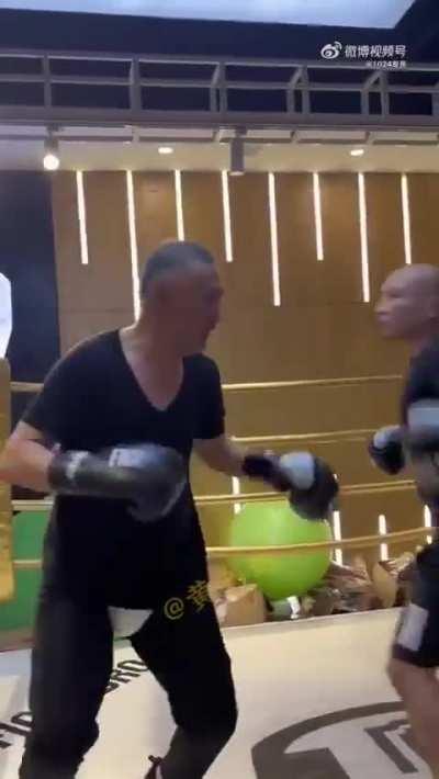 自称太极实战大师谷师傅，经常发布视频高谈阔论教人如何打败泰森，结果被不知名业余拳手打哭