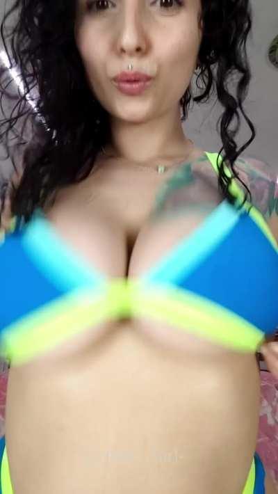 Bouncing in my bikini for your cock's enjoyement (OC)