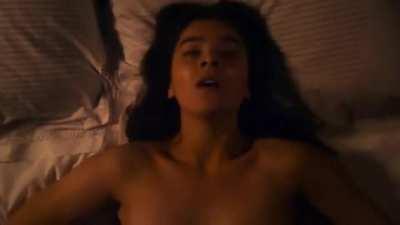 Hailee Steinfeld Lesbian Scene from Dickinson
