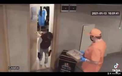 Vazou o muca atendendo o entregador