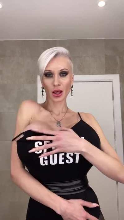 Fake Tits MILF OnlyFans