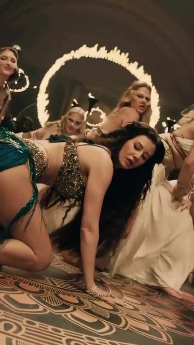 Giorgia's seductive dance