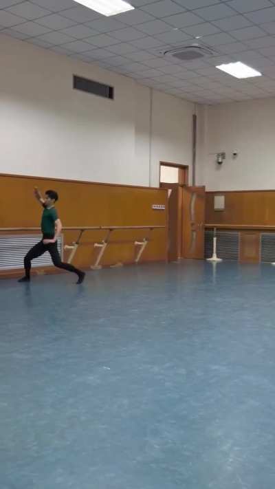 Chinese dancers can really float