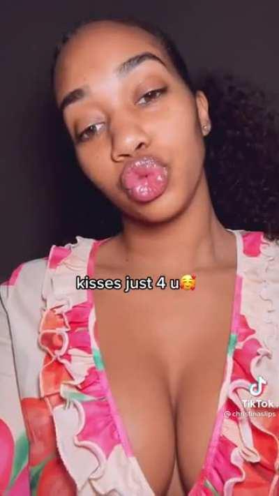 Her lip content is goated yall 😍😍