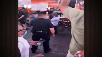 US cops sandwiched between Indians and Pakistanis are like mein madar**** jo isme aaya..