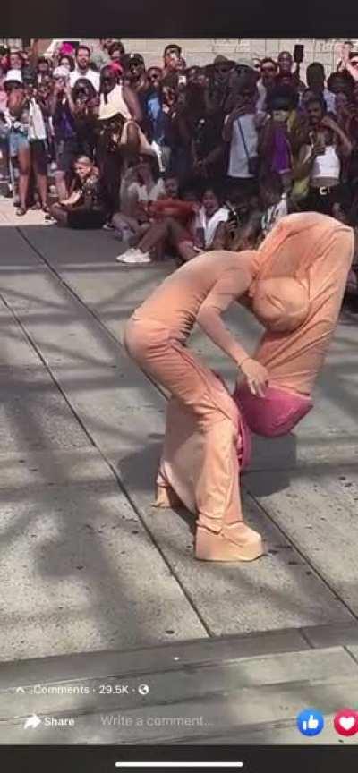 TIH this solo parade act