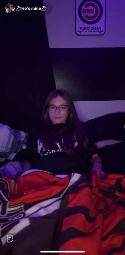 Loves_983 showing her soles behind her bf’s back