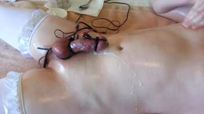 Cumming with estim as an oiled femboy is so intense and satisfying