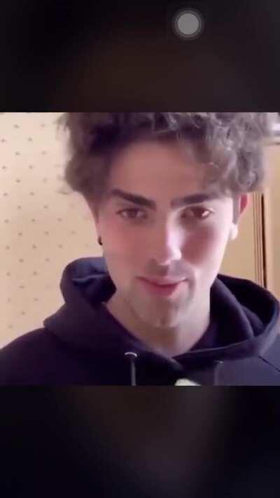 Mãe do ADM fazendo tiko e teko 😳😳