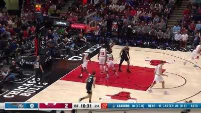 [Highlight] Believe it or not, this is Markelle Fultz's first ever basket at United Center. It's a rim rocking dunk.