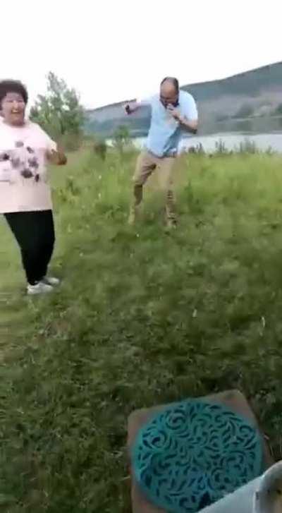 Вышел на дискач, парень-танцевач, Просто захлебнуться, Руки, ноги гнутся. Вышел на дискач, парень-танцевач, Крутятся на палке, Девчонки-танцевалки. Глава города Ленска из Якутии единоросс Александр Хорунов, кажется, уже накатил и желает всем хорошей пятни