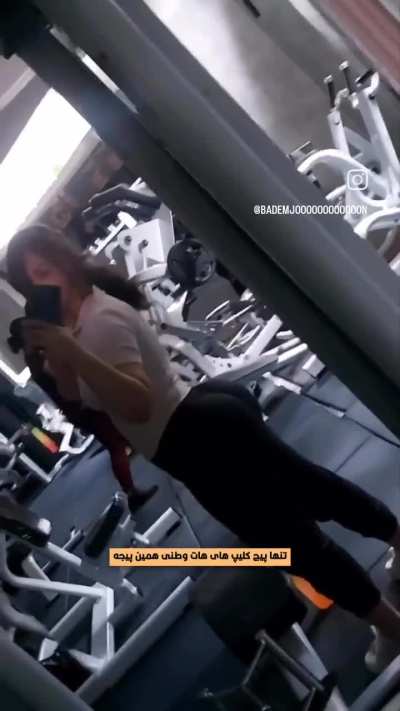 Latina flexing that ass at the gym